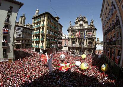 Thousands of people celebrate the beginning of the 2016 Festival of San Fermín.