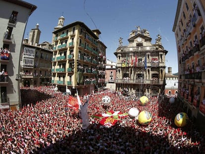 Thousands of people celebrate the beginning of the 2016 Festival of San Fermín.