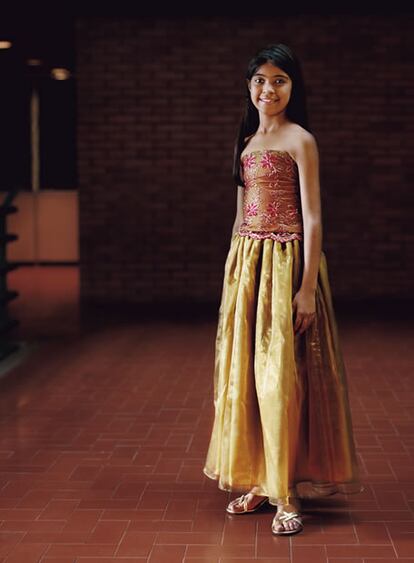 Maybir Rosendo, vestida de princesa de cuento, cantó en el concierto de fin de curso