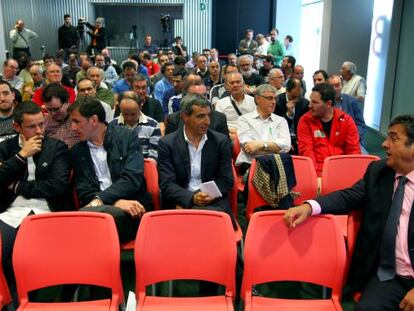 Enrique Curro Guzman, primero a la derecha, junto a otros accionistas del Bilbao Basket.