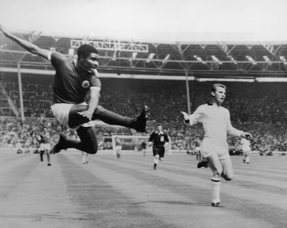 Eusébio marca o primeiro dos três gols ante o Milan na final da Copa da Europa de 1966, pelo Benfica