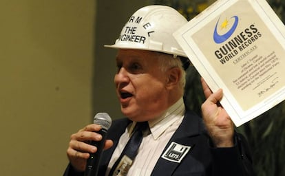 John Turmel, con el diploma del libro Guinness en 2009.