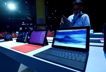 Un periodista prueba una Windows Surface, en una sala preparada especialmente para el lanzamiento del sistema operativo Windows 8