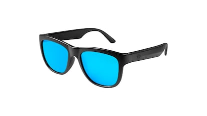Gafas inteligentes sobre fondo blanco.