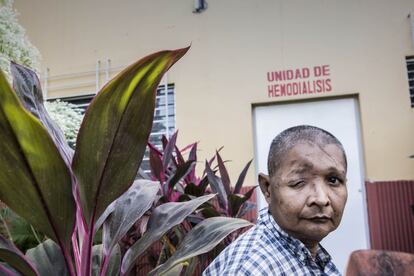 Hector Miguel Corea González, de 46 años, espera en la puerta de la unidad de hemodiálisis del hospital San Pedro Usulután, en la capital de esta provincia salvadoreña de medio millón de habitantes. Como muchos de los demás afectados por Insuficiencia Renal Crónica (que tiene tasas de prevalencia en esta zona de El Salvador que un 75% por encima de la media mundial) después de trabajar más de dos décadas en el campo acude habitualmente a este lugar para poder limpiar artificialmente los residuos que se acumulan en su sangre.