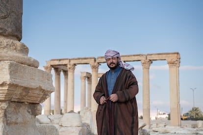 Mohamed Azizi, de 41 años, pasea por las ruinas de Palmira. Hace apenas unos meses fue liberado de una prisión de El Asad, en la que pasó cuatro años encerrado sin juicio, acusado de terrorismo.