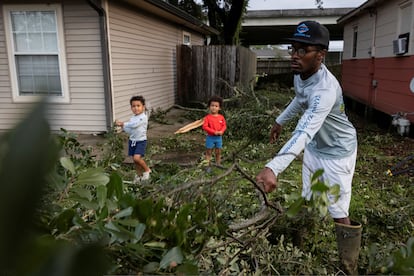 Malik Phillips retira ramas caídas de un árbol frente a su casa tras el paso del huracán Francine, este jueves en Morgan City, Luisiana.