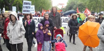 &Oacute;scar Perpi&ntilde;&aacute;n y Mar&iacute;a Terol, en la marcha de Madrid, junto a sus hijos. 