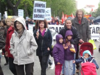 &Oacute;scar Perpi&ntilde;&aacute;n y Mar&iacute;a Terol, en la marcha de Madrid, junto a sus hijos. 