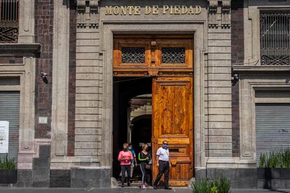 Varias personas salen de la casa de empeño Nacional Monte de Piedad, en el centro histórico de Ciudad de México.