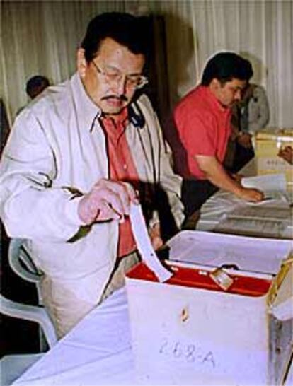 El ex presidente Joseph Estrada vota en un hospital militar de Manila.