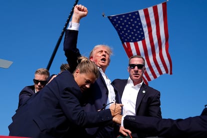 “Generalmente hay que morir para tener una foto así de icónica”, escribió Trump sobre la imagen de arriba: el intento de magnicidio en un mitin de Pensilvania en julio.