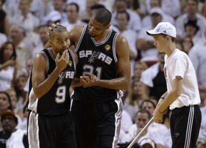 Tim Duncan, de los San Antonio Spurs, con Tony Parker (izquierda).