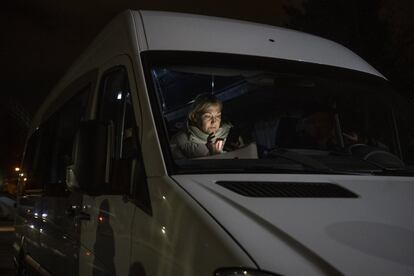 En la entrada de Moldexpo hay un trasiego de coches y autobuses que traen a refugiados desde la frontera o los llevan a otros enclaves. Desde esta ciudad muchos toman el tren que les lleva a Iasi, en Rumanía.