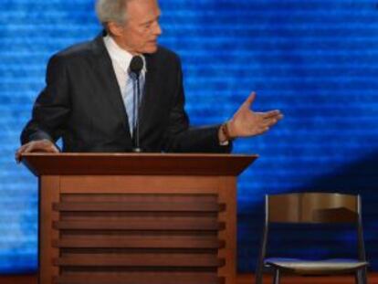 Clint Eastwood se dirige a la silla en una conversación ficticia con Obama durante la convención republicana.