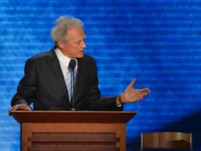 Clint Eastwood se dirige a la silla en una conversación ficticia con Obama durante la convención republicana.