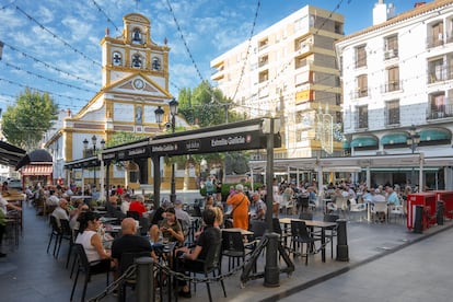 Bares y cafeterías en la Plaza de la Iglesia.