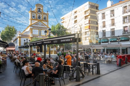 Bares y cafeteras en la Plaza de la Iglesia.