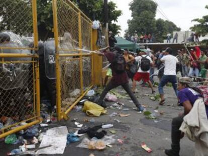 Unas 1.500 personas chocaron con la policía tras derribar la valla fronteriza. El Gobierno asegura que los agentes iban desarmados