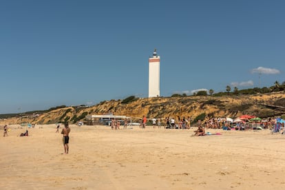 El faro de Torre de la Higuera, en Almonte, visto desde una playa de Matalascañas.