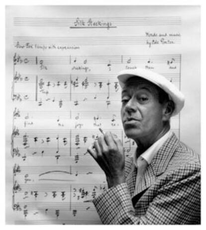 Cole Porter posa junto a la partitura de 'Silk stockings' en 1954