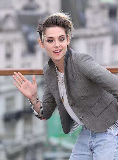 Kristen Stewart - A pesar de que la estrella de 'Crepúsculo' es conocida por su pose seria con pocas concesiones a las sonrisas muy evidentes, detrás de este gesto no se esconde la intención de ocultar la imperfección de sus dientes. “Yo sí que sonrío, pero no cuando me lo mandan”, le espetó al cómico Jimmy Kimmel dejando claro que la prominencia de sus dientes frontales no es la razón por la que suele posar sellando sus labios.