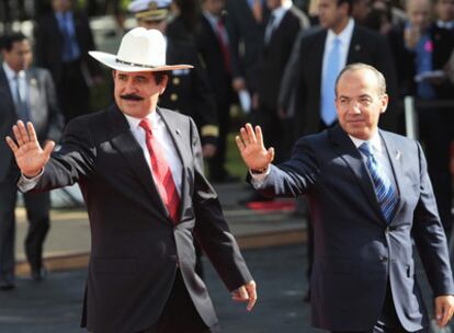 El presidente de México, Felipe Calderón (derecha), recibe el martes al depuesto Manuel Zelaya.