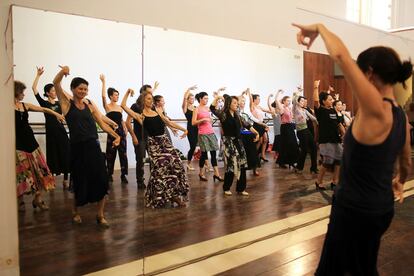 Ensayos frente al espejo de una clase de flamenco.