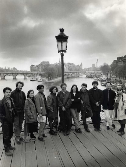 En la imagen los diez artistas en París de la colectiva 'Material, Memorias, Diez Artistas de América Latina' (1996) con la comisaria de la muestra, Christine Frétot.