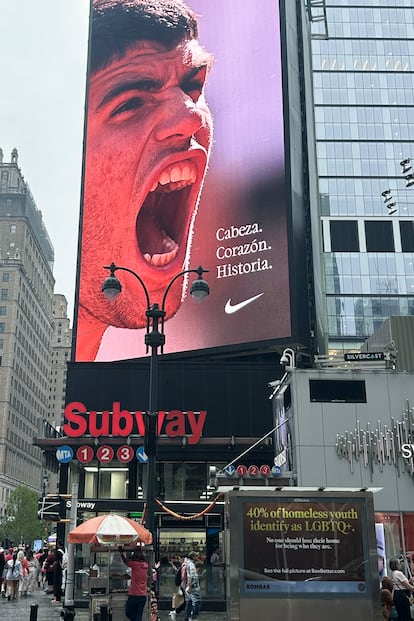 Cartel luminoso en la Séptima Avenida de Nueva York para felicitar a Alcaraz.