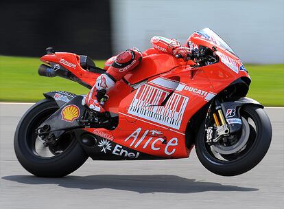 Casey Stoner sigue siendo uno de los mejores pilotos de la parrilla pero se queda fuera de la primera línea ante la supremacía de Rossi, Pedrosa y Lorenzo. En la imágen, su moto levanta la rueda delantera sobre el asfalto de Donington Park.