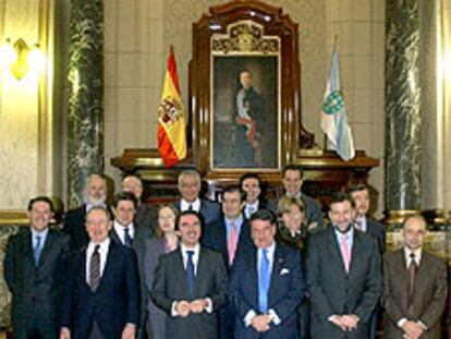 El alcalde de A Coruña, Francisco Vázquez (tercero por la derecha), posa junto al presidente del Gobierno y los ministros en el salón de plenos del Ayuntamiento.
