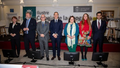 Los siete candidatos a decano del colegio de abogados de Madrid, el pasado jueves, al inicio del debate organizado por el ICAM. Desde la izquierda, Beatriz Saura, Miguel Durán, Raúl Ochoa, Eugenio Ribón, Begoña Trigo, Ángeles Chinarro y Juan Gonzalo Ospina.