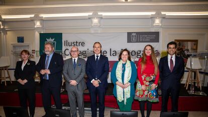 Los siete candidatos a decano del colegio de abogados de Madrid, el pasado jueves, al inicio del debate organizado por el ICAM. Desde la izquierda, Beatriz Saura, Miguel Durán, Raúl Ochoa, Eugenio Ribón, Begoña Trigo, Ángeles Chinarro y Juan Gonzalo Ospina.