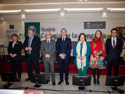 Los candidatos a decano del colegio de abogados, antes de iniciar el debate electoral.