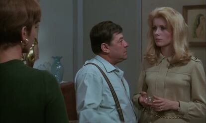 Catherine Deneuve con un vestido camisero 'beige' de corte impecable en una escena de 'Belle de Jour', película de Buñuel.