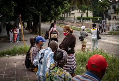 Familias de los manifestantes detenidos durante las protestas esperan en el tribunal donde están siendo juzgados, en La Habana, el 11 de enero de 2022.