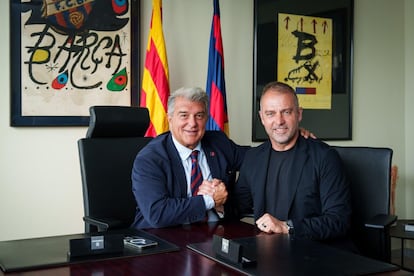 Joan Laporta con Hansi Flick, en una foto difundida por el FC Barcelona.
