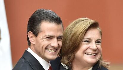 Pe&ntilde;a Nieto junto a la procuradora general Arely Gomez.