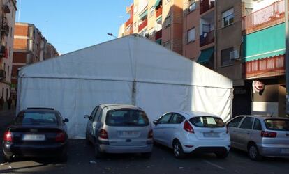 Carpa en la calle Garbí de Valencia, en una imagen tomada el lunes.