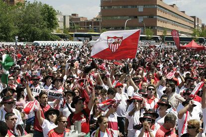 Seguidores del Sevilla congregados en la zona habilitada en el parque de la Berrida.