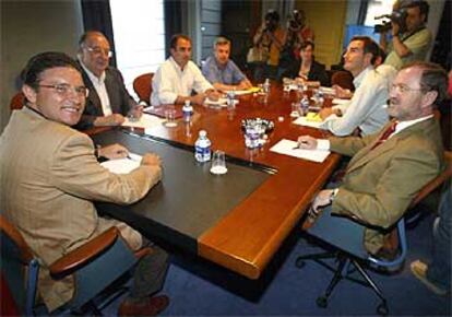 Los integrantes del consejo de dirección del Grupo Popular, ayer, al iniciar la reunión en las Cortes.