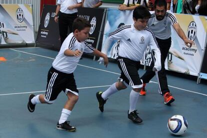 Crianças jogam futebol na Guatemala nesta quinta-feira.