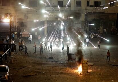 Fuegos artificiales lanzados por opositores al expresidente egipcio Mohamed Morsi en el centro de El Cairo, 15 de julio de 2013.