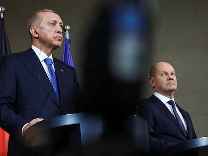 El canciller alemán, Olaf Scholz, junto al presidente turco, Recep Tayyip Erdogan, este viernes en Berlín.