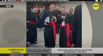 El cardenal peruano Juan Luis Cipriani, en el centro de la imagen, conversa con otro prelado esta semana en Roma, en una captura de un informativo de la cadena televisiva RPP.
RPP Noticias