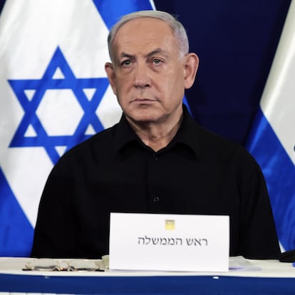 Tel Aviv (Israel), 28/10/2023.- (FILE) - Israel's Prime Minister Benjamin Netanyahu (L) and Defense Minister Yoav Gallant (R) address a press conference at Kirya military base in Tel Aviv, Israel, 28 October 2023 (reissued 05 November 2024). Israeli Prime Minister Netanyahu announced on 05 November 2024, that he fired Defense Minister Yoav Gallant and appointed Minister Yisrael Katz to the position. 'I decided today to end the term of the Minister of Defense. In his place, I decided to appoint Minister Yisrael Katz to the position', Netanyahu said, citing a 'crisis of trust' between him and Gallant. EFE/EPA/ABIR SULTAN / POOL
