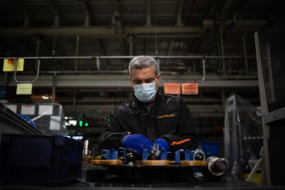 Un operador fabrica respiradores en las instalaciones de Seat en Martorell (Barcelona) el pasado abril.