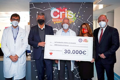 
La Fundación Atlético de Madrid entregó un cheque de 30.000 euros a la directora de CRIS contra el cáncer, Marta Cardona, que se suman a los 20.000 donados con motivo de la iniciativa #Play2Help el pasado junio.