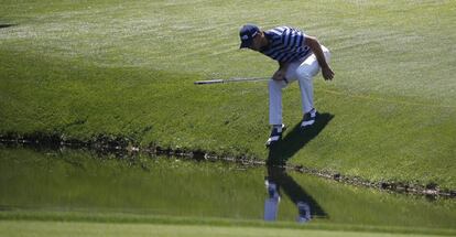 Billy Horschel ante un lago del hoyo 12.